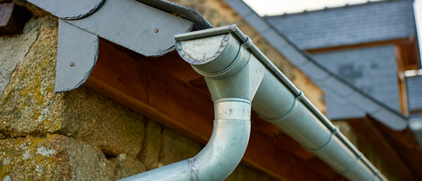 ZINGUERIE : Installation de toit en zinc, de gouttières, chenaux, noues, descentes, pieds de cheminées dans les Pyrénées-Atlantiques (64) DS TOITURE 64 : votre Artisan zingueur